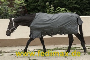 Regendecke für Merens Pferd